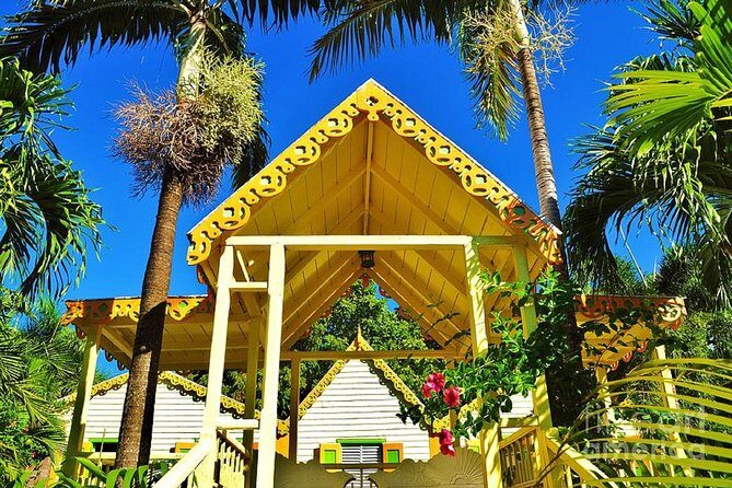 Rosevelt's Special Best of St. Kitts/Panoramic Tour - Basseterre drive-through: Berkeley Memorial, big churches, and Independence Square